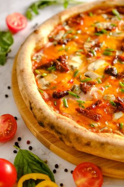 İştah açıcı, taze pizza masada. İtalyan restoranından yemek. Pizza pişiriyorum. Pizza malzemeleri. Arkadaşlarla akşam yemeği..