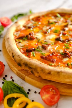 İştah açıcı, taze pizza masada. İtalyan restoranından yemek. Pizza pişiriyorum. Pizza malzemeleri. Arkadaşlarla akşam yemeği..