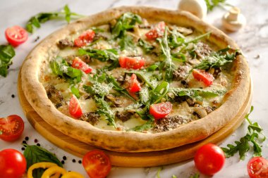 İştah açıcı, taze pizza masada. İtalyan restoranından yemek. Pizza pişiriyorum. Pizza malzemeleri. Arkadaşlarla akşam yemeği..
