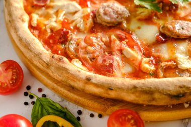 İştah açıcı, taze pizza masada. İtalyan restoranından yemek. Pizza pişiriyorum. Pizza malzemeleri. Arkadaşlarla akşam yemeği..