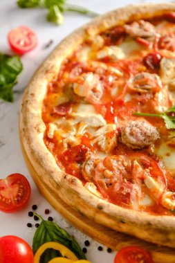 İştah açıcı, taze pizza masada. İtalyan restoranından yemek. Pizza pişiriyorum. Pizza malzemeleri. Arkadaşlarla akşam yemeği..