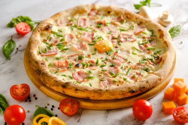 İştah açıcı, taze pizza masada. İtalyan restoranından yemek. Pizza pişiriyorum. Pizza malzemeleri..