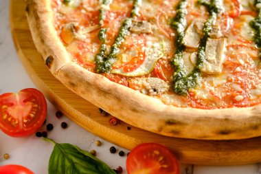 İştah açıcı, taze pizza masada. İtalyan restoranından yemek. Pizza pişiriyorum. Pizza malzemeleri..