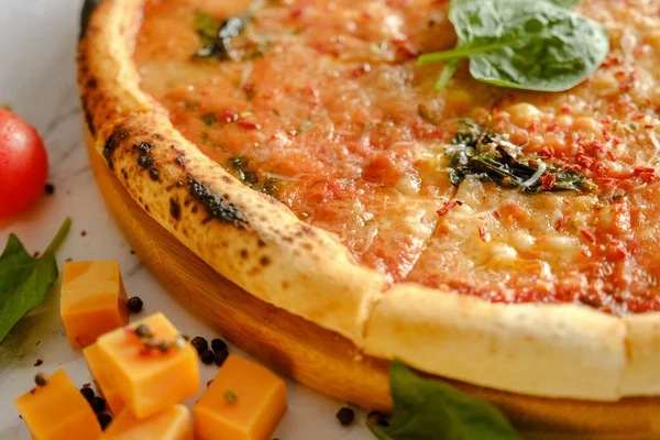 İştah açıcı, taze pizza masada. İtalyan restoranından yemek. Pizza pişiriyorum. Pizza malzemeleri..