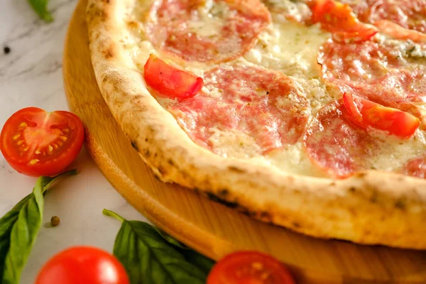 İştah açıcı, taze pizza masada. İtalyan restoranından yemek. Pizza pişiriyorum. Pizza malzemeleri..