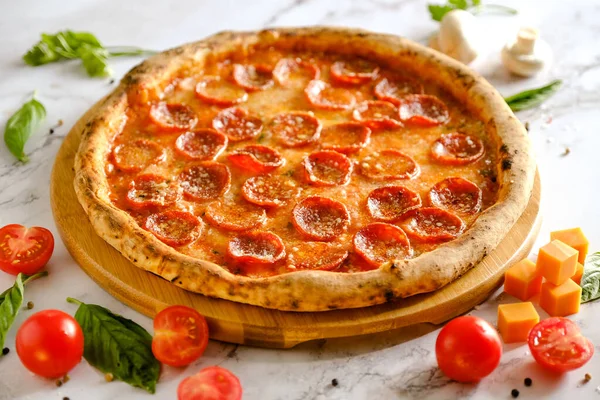 İştah açıcı, taze pizza masada. İtalyan restoranından yemek. Pizza pişiriyorum. Pizza malzemeleri..