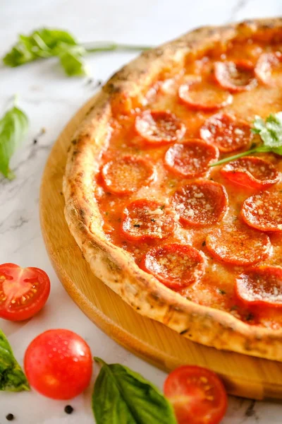 İştah açıcı, taze pizza masada. İtalyan restoranından yemek. Pizza pişiriyorum. Pizza malzemeleri..