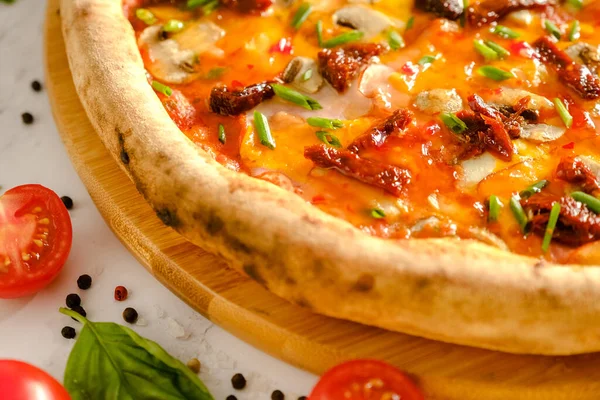 İştah açıcı, taze pizza masada. İtalyan restoranından yemek. Pizza pişiriyorum. Pizza malzemeleri. Arkadaşlarla akşam yemeği..