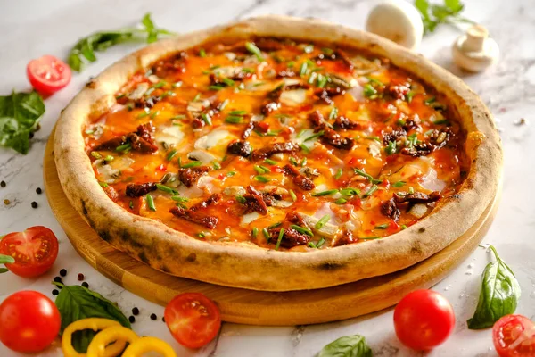 İştah açıcı, taze pizza masada. İtalyan restoranından yemek. Pizza pişiriyorum. Pizza malzemeleri. Arkadaşlarla akşam yemeği..