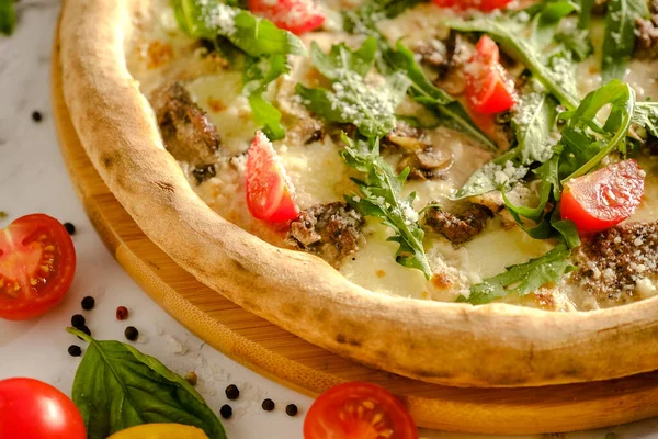 İştah açıcı, taze pizza masada. İtalyan restoranından yemek. Pizza pişiriyorum. Pizza malzemeleri. Arkadaşlarla akşam yemeği..