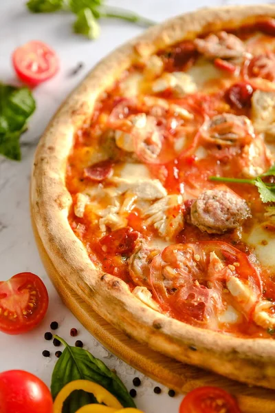 İştah açıcı, taze pizza masada. İtalyan restoranından yemek. Pizza pişiriyorum. Pizza malzemeleri. Arkadaşlarla akşam yemeği..