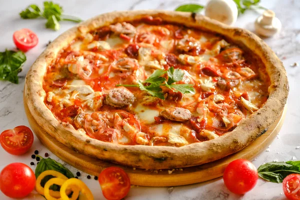 İştah açıcı, taze pizza masada. İtalyan restoranından yemek. Pizza pişiriyorum. Pizza malzemeleri..
