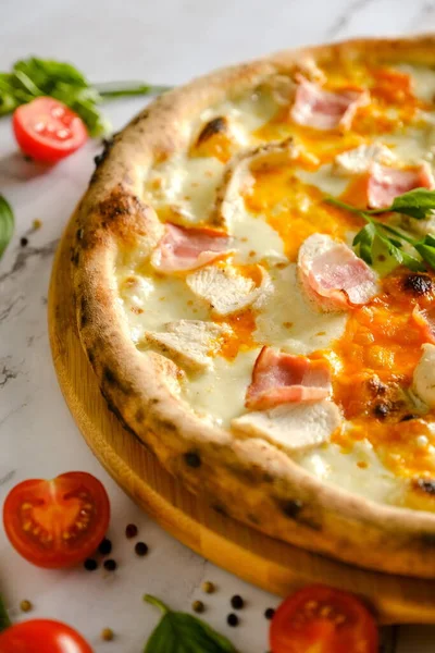 İştah açıcı, taze pizza masada. İtalyan restoranından yemek. Pizza pişiriyorum. Pizza malzemeleri..