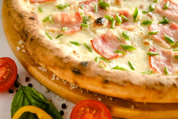 İştah açıcı, taze pizza masada. İtalyan restoranından yemek. Pizza pişiriyorum. Pizza malzemeleri..