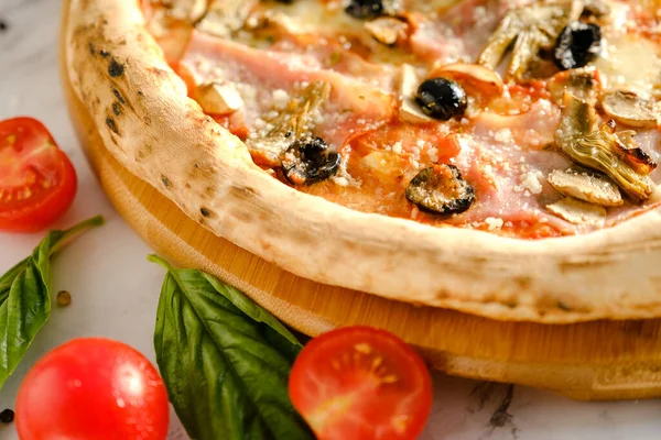 İştah açıcı, taze pizza masada. İtalyan restoranından yemek. Pizza pişiriyorum. Pizza malzemeleri..