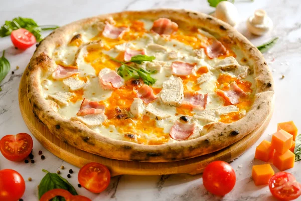 İştah açıcı, taze pizza masada. İtalyan restoranından yemek. Pizza pişiriyorum. Pizza malzemeleri..