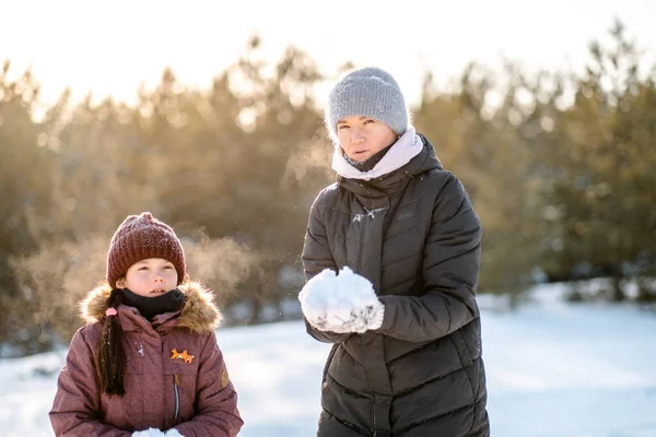 Aktiver Familienurlaub Winter Mutter Und Tochter Vergnügen Sich Winter Einem — Stockfoto