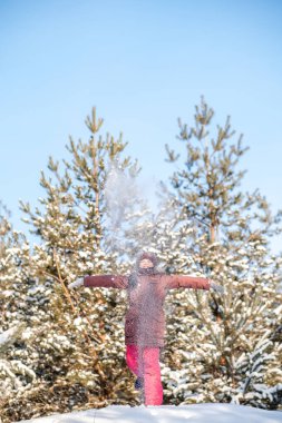 Bir çocukla ormanda aktif bir kış yürüyüşü. Aktif Noel tatili. Kışın karlı ormanda bir kızla yürümek. Mutlu çocukluk, sağlıklı yaşam tarzı.