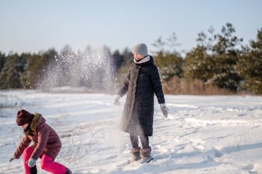 Anne ve kızı izin günlerinde ormanda eğleniyorlar..