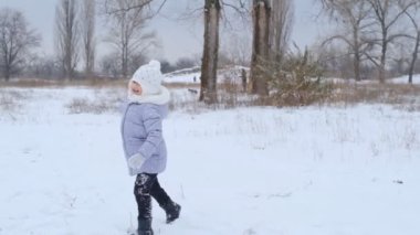 Anne ve kızı kışın parkta karda oynarlar. Kış tatilinde kızımla aktif bir tatil..