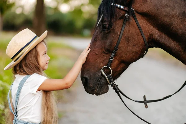 Amicizia Bambino Con Cavallo Una Bambina Accarezza Affettuosamente Suo Cavallo — Foto Stock