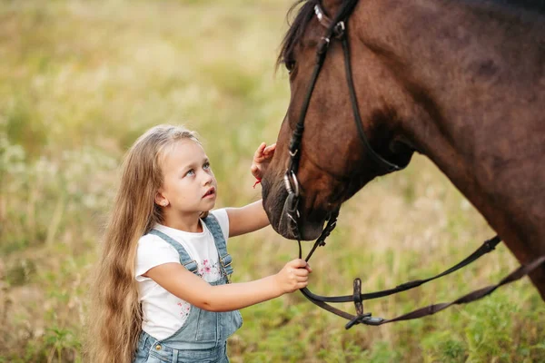 Przyjaźń Dziecka Koniem Leczenie Autyzmu Koniem Interakcja Dziewczyny Autyzmem Koniem — Zdjęcie stockowe