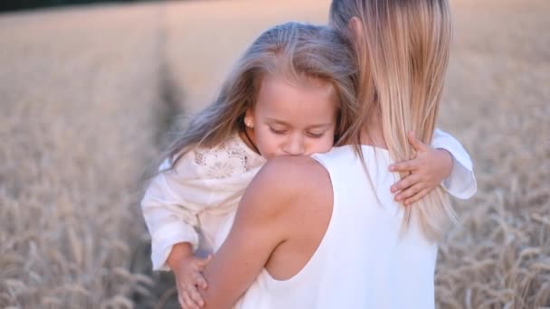Молодая Мать Держит Свою Маленькую Дочь Руках Обнимает Пшеничном Поле — стоковое видео