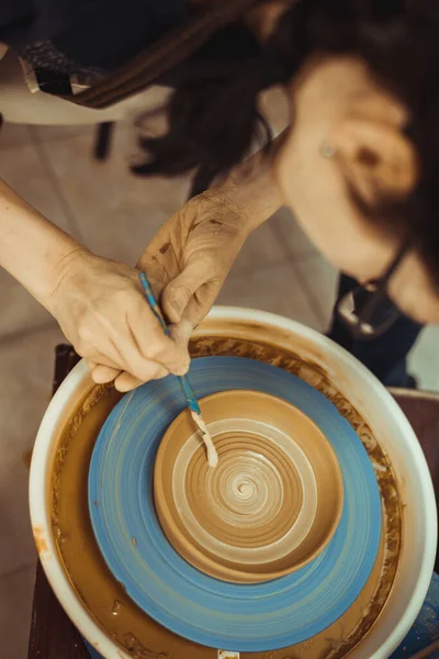 Hombre Trabajando Rueda Del Alfarero Haciendo Los Platos Con Sus — Foto de Stock