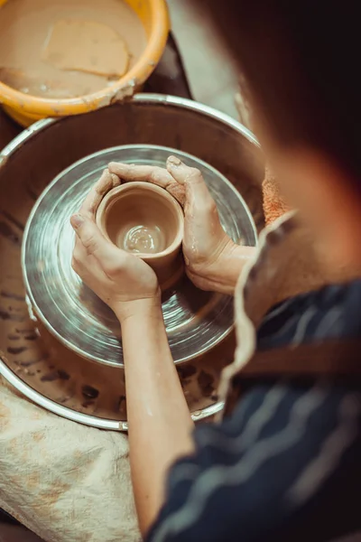 Hombre Trabajando Rueda Del Alfarero Haciendo Los Platos Con Sus — Foto de Stock