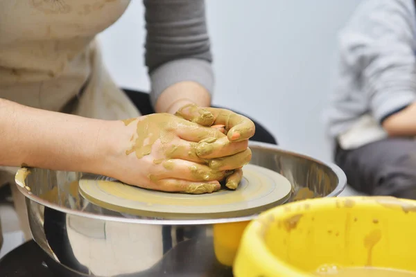 Homme Travaillant Sur Roue Potier Faire Les Plats Leurs Propres — Photo