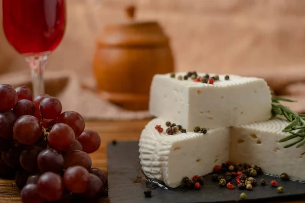 Ziegenkäse Trauben Und Wein Liegen Auf Einem Holztisch Käse Hause — Stockfoto