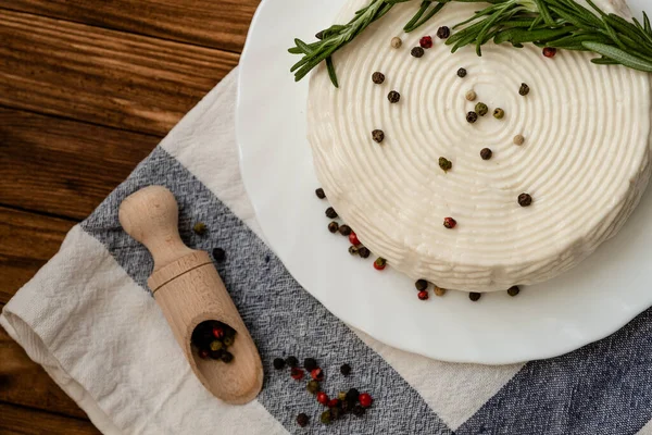 Una Testa Formaggio Piatto Bianco Giace Sul Tavolo Con Mirtilli — Foto Stock