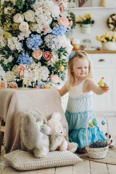 Маленькая Девочка Играет Красочными Яйцами Перед Пасхальным Праздником Пасхальная Корзина — стоковое фото