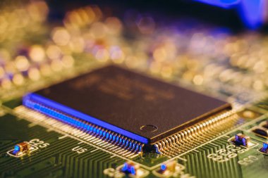 Araba imalatında çip sıkıntısı. Elektronik çiplerin ve elektronik kontrol panellerinin yüksek teknoloji ürünü..