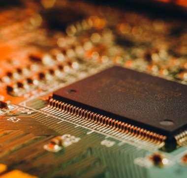 Araba imalatında çip sıkıntısı. Elektronik çiplerin ve elektronik kontrol panellerinin yüksek teknoloji ürünü..