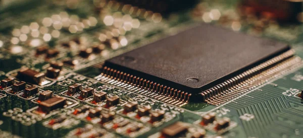 Araba imalatında çip sıkıntısı. Elektronik çiplerin ve elektronik kontrol panellerinin yüksek teknoloji ürünü..
