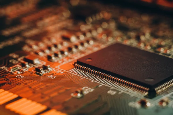 Araba imalatında çip sıkıntısı. Elektronik çiplerin ve elektronik kontrol panellerinin yüksek teknoloji ürünü..