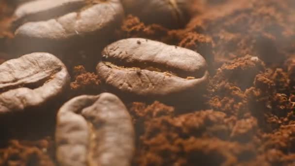 Geroosterde Koffiebonen Liggen Gemalen Koffie Gearomatiseerde Gebrande Koffie Close — Stockvideo