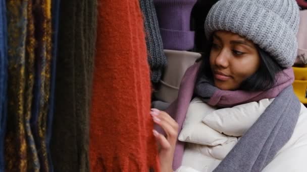 Une Afro Américaine Fait Shopping Dans Marché Local Une Jeune — Video