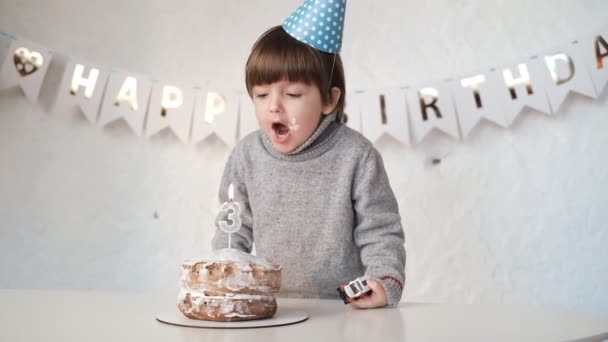Дитина Вибухає Свічку Його Торт Дитячий День Народження Щасливе Дитинство — стокове відео