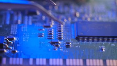 Araba imalatında çip sıkıntısı. Elektronik çiplerin ve elektronik kontrol panellerinin yüksek teknoloji ürünü..