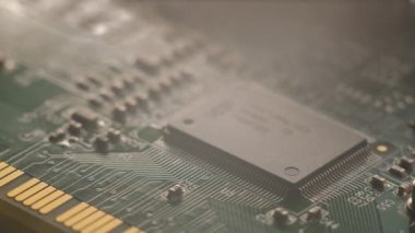 Araba imalatında çip sıkıntısı. Elektronik çiplerin ve elektronik kontrol panellerinin yüksek teknoloji ürünü..