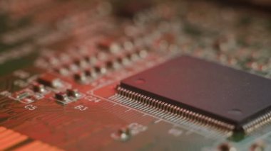 Araba imalatında çip sıkıntısı. Elektronik çiplerin ve elektronik kontrol panellerinin yüksek teknoloji ürünü..