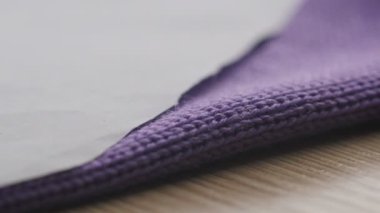 Profesyonel kumaş kesimi. Küçük bir aile fabrikasında kıyafet yapıyorum. Profesyonel el yapımı. Küçük işletme.