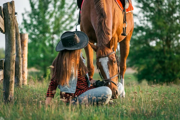 Cowgirl Hat Stojící Poblíž Koně Poli — Stock fotografie