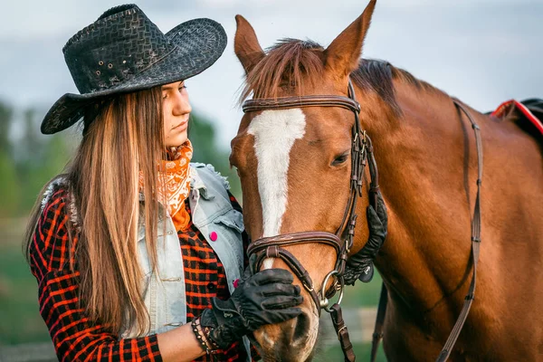 Cowgirl Mit Hut Steht Neben Einem Pferd Auf Einem Feld — Stockfoto