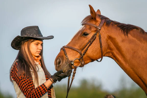 Cowgirl Kapelusz Stojący Pobliżu Konia Polu — Zdjęcie stockowe