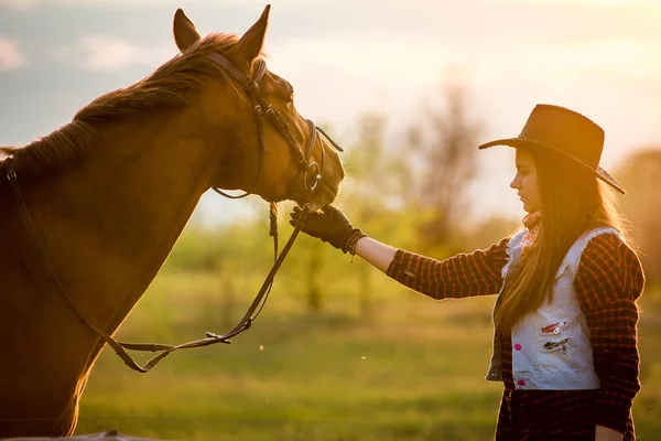 Девушка Шляпе Стоящая Рядом Лошадью Поле — стоковое фото