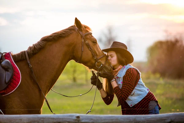 Cowgirl Hat Stojící Poblíž Koně Poli — Stock fotografie