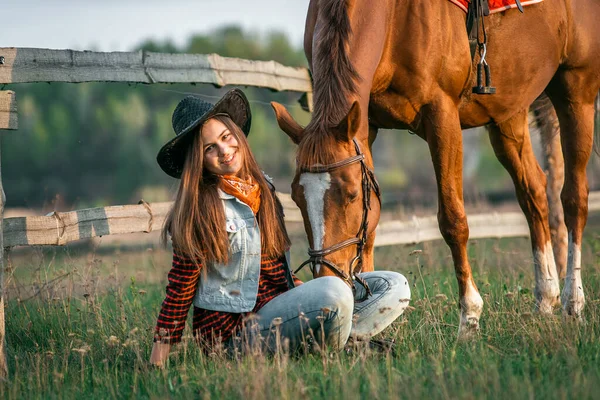Cowgirl Een Hoed Staande Buurt Van Een Paard Een Veld — Stockfoto